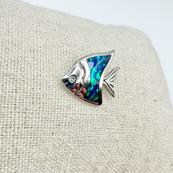 925 STERLING SILVER BLUE FIRE OPAL FISH PENDANT + CZ DIAMOND EYE - Picture 2 of 7